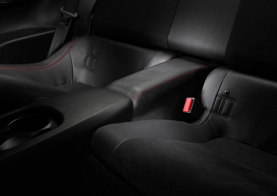 Детали интерьера Scion FR-S Monogram Series 2014 года  (фото 8 из 25)